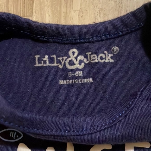 Cat and Jack short sleeve bodysuit and shorts set - Picture 4 of 7